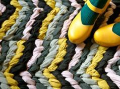 Плетение ковриков из лоскутков на рамке с гвоздиками